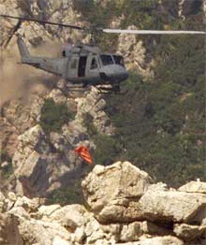 Un helicóptero de la Armada española, sobrevolando ayer Perejil.