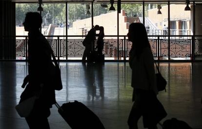 Viajeros en la estaci&oacute;n de Atocha (Madrid) el 16 de abril.
 