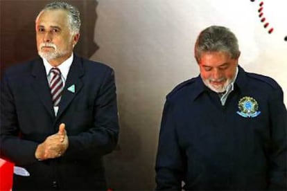 Lula (derecha) y el presidente del PT, José Genoino, el pasado sábado en São Paulo.