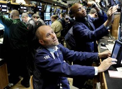 Los inversores miran cada vez con más preocupación los índices de evolución de la economía.- En la imagen, 'brokers' hoy en Wall Street