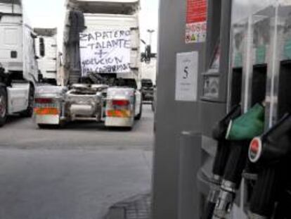 Detalle de un surtidor de gasolina. EFE/Archivo