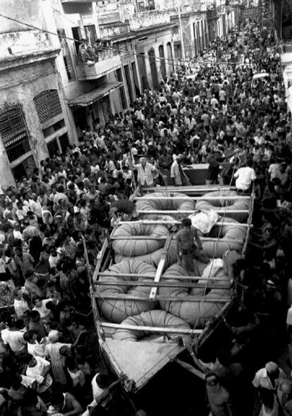 Una multitud acompaña por una calle de La Habana a unos balseros que se dirigen al mar, durante la 'crisis de los balseros', en septiembre de 1994.
