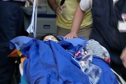 Ana María Sánchez Ruiz llega a una clínica madrileña tras ser repatriada en un avión ambulancia.