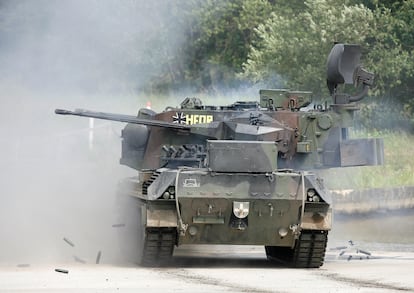 Tanque Gepard de fabricación alemana con capacidades de defensa antiaérea durante una demostración en 2007. El Gobierno de Scholz ha prometido 30 unidades a Ucrania, que aún no han llegado a su destino. 