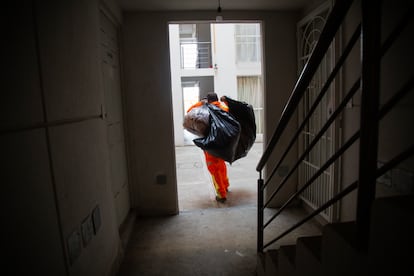 Cruz lleva 17 años barriendo y recogiendo basura.