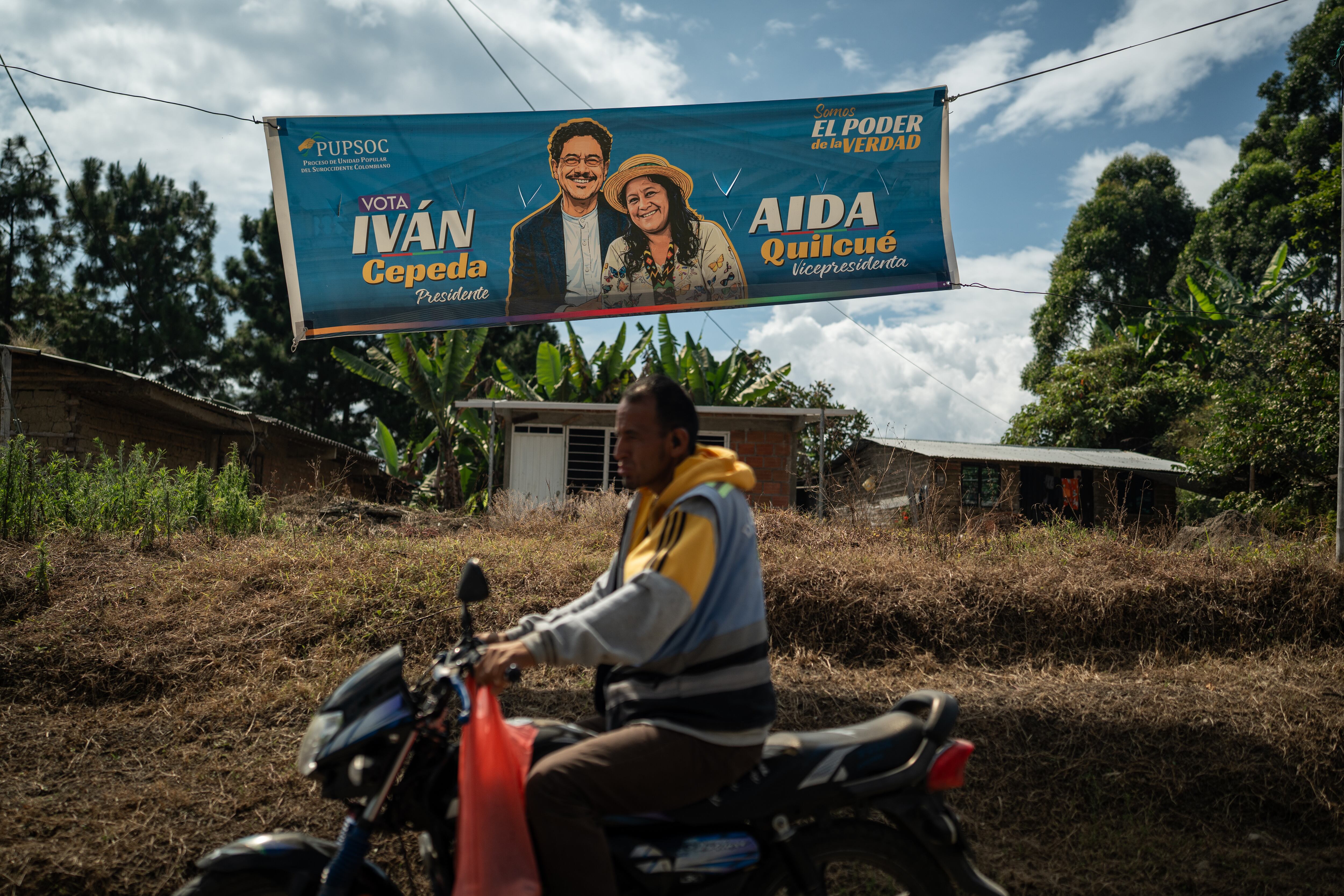 Pancartas políticas a favor de Ivan Cepeda, en la ruta hacia Toribío.