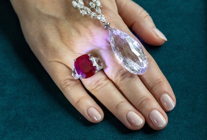 El Rubí del Amanecer, un anillo con una piedra preciosa de 25 quilates, junto el Briolette de India, un collar con un diamante de 90 quilates.