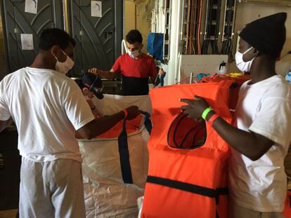 Algunos de los migrantes que habían sido rescatados en los días previos han ayudado al equipo de MSF a recoger los chalecos salvavidas de los recién llegados, a los que han recibido con aplausos.