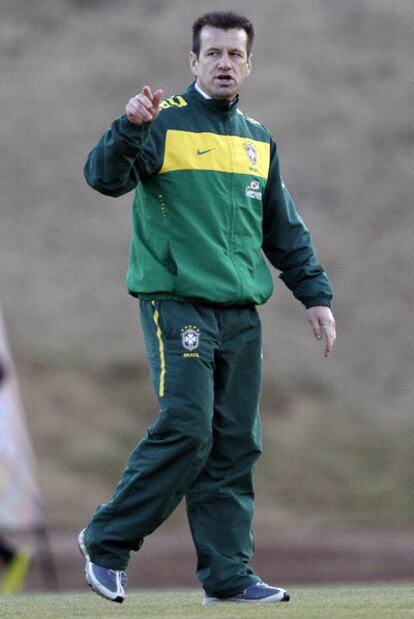 Dunga durante el entrenamiento de ayer en Johanesburgo.