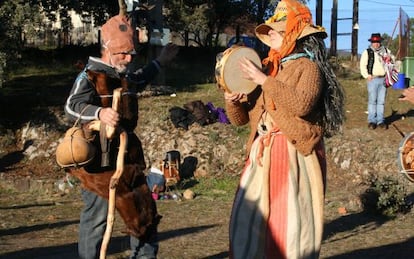 El Chicharr&oacute;n baila, mientras toca la pandereta la Chicharrona, en Las Hurdes (C&aacute;ceres).