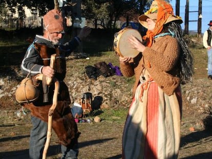 El Chicharr&oacute;n baila, mientras toca la pandereta la Chicharrona, en Las Hurdes (C&aacute;ceres).