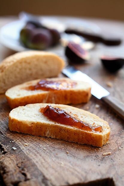 <p><b>La <em>crescia</em></b> es un pan especial de las Marcas que existe en muchas versiones. Siempre lleva, eso sí, abundante queso rallado (parmesano o pecorino) y pimienta negra molida. En los restaurantes de la región se puede encontrar crescia rellena de productos locales como queso, tocino o embutido.</p> <p><em>Ingredientes: 10 huevos, 1 kilo de harina, 500 gramos de parmesano rallado, 1 cucharada de manteca, 3 sobres de levadura seca activa, 1 cucharadita de sal, 2 cucharaditas de pimienta recién molida.</em></p> <p><em>Preparación:</em> 1. Disolver la levadura en agua tibia hasta que haga espuma (puede tardar 10-15 minutos). 2. Mezclar el parmesano, la harina, la pimienta y la sal en un bol, y añadir los huevos batidos y la levadura. 3. Amasar hasta conseguir una masa blanda. 4. Dividir la masa en cuatro moldes y dejar reposar hasta que doble de tamaño (unas dos horas). 5. Cocer una hora a 150 grados.</p>