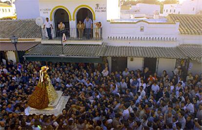 Procesión de la Virgen del Rocío celebrada ayer por las calles de la aldea almonteña.