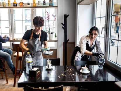 Dos trabajadores en un local de restauración de Valencia, en junio de 2023.