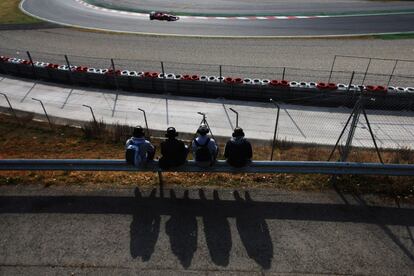 Espectadores observan a Fernando Alonso durante el entrenamiento.