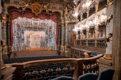 Festspielhaus de Bayreuth (Baviera, Alemania). Con el apoyo de Luis II de Baviera, Richard Wagner convirtió la población de Bayreuth en una meca de la ópera romántica alemana. Durante el nazismo fue el escenario favorito de Hitler y sus acólitos y familiares, que encontraron en la música wagneriana la mitología en la que apoyaban sus tesis supremacistas arias. Hoy, el Festival de Wagner atrae cada año a unos 60.000 devotos de su ópera. El peregrinaje finaliza en el teatro principal del festival, la Festspielhaus. Diseñado expresamente por el propio Wagner para acoger sus obras, se construyó en 1872 y es bastante sencillo. Aquí lo importante es resaltar la música del compositor, a lo que colabora el foso oculto de la orquesta y las tres plantas de maquinaria situadas debajo del escenario. Durante la visita a Bayreuth, se recomienda ver también la ópera del Malgrave, un 'bombón' barroco construido en 1750.