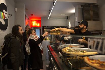 Guillermo y Alexandra recogen los packs con sobras de la pizzería Slais de Madrid compradas a través de la 'app' Too Good To Go.