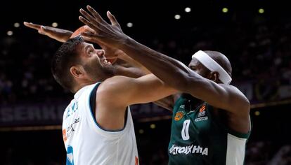 Felipe Reyes trata de lanzar ante Singleton, durante el cuarto partido entre el Real Madrid y el Panathinaikos