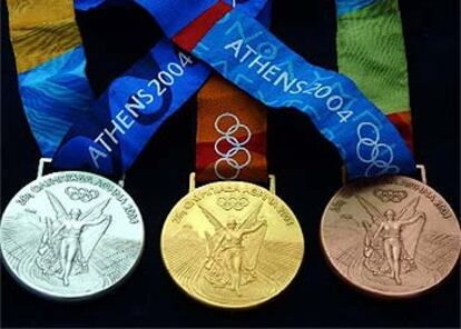 Las medallas de oro, plata y bronce para los Juegos de Atenas.