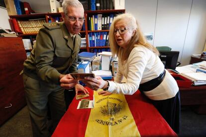 Liliana Rodríguez entrega la bandera de la guerra de África y tres fotografías de su abuelo al coronel Pedro Pérez.