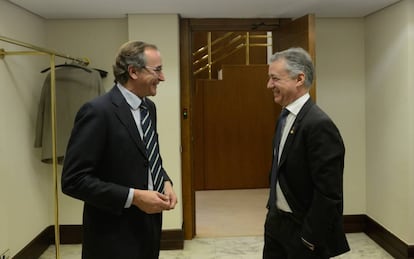 Alfonso Alonso, presidente del PP vasco, conversa con el lehendakari Urkullu en los pasillos del Parlamento.