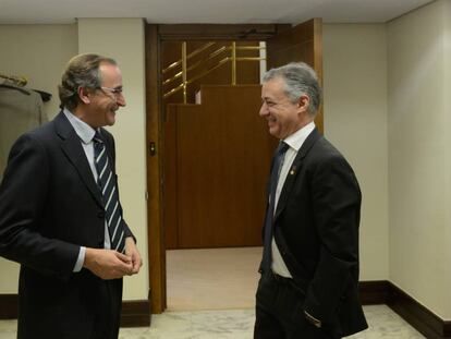 Alfonso Alonso, presidente del PP vasco, conversa con el lehendakari Urkullu en los pasillos del Parlamento.