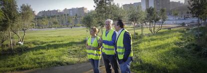 El alcalde Joan Ribó, con los concejales de Urbanismo, Vicent Sarrià, y de Medio Ambiente, Pilar Soriano, en el Parque Central. / AYUNTAMIENTO VALÈNCIA