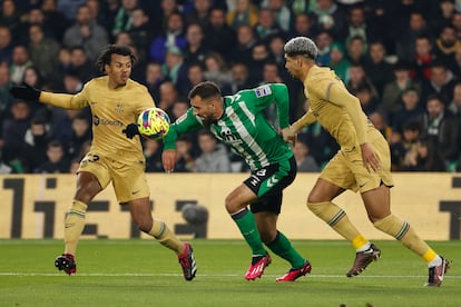 Jules Koundé y Ronald Araujo tratan de robarle al balón a Borja Iglesias durante el Betis-Barcelona de la pasada semana.