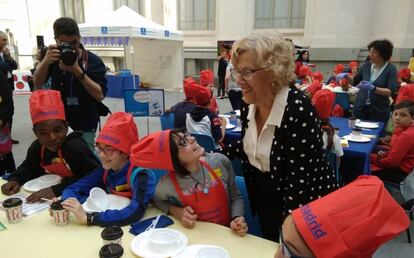 Carmena, desayunando ayer con un grupo de escolares.