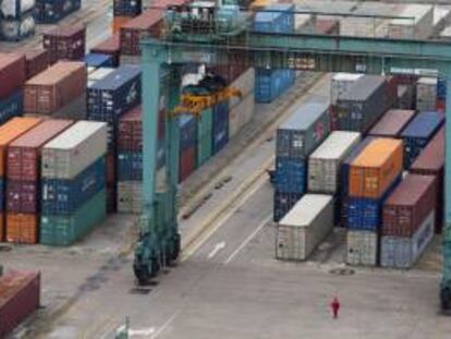 En el sector externo, cabe subrayar que el déficit de la cuenta corriente del balance de pagos (7 % del PIB) empeoró respecto al año anterior (5 %), a consecuencias de una reducción de las donaciones oficiales y una progresión de las importaciones escasamente compensada por las exportaciones.