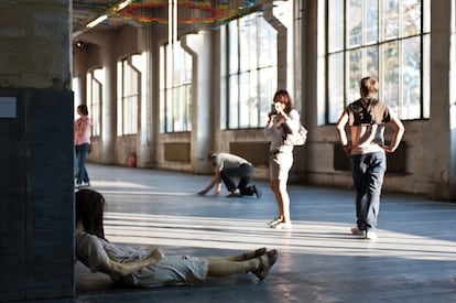 El cuerpo de mujer en el suelo, obra del artista Elke Marhöfer, formó parte de la exposición 'Changes'.
