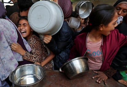 Palestinos esperan el reparto de comida en Ciudad de Gaza, este miércoles.