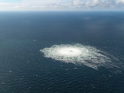 COPENHAGEN, Sept. 28, 2022  -- Aerial photo released by the Danish Ministry of Defense on Sept. 27, 2022 shows the Nord Stream gas pipeline leak site. Measuring stations in Sweden registered strong underwater explosions in the same area of sea as the gas leaks that occurred in the Nord Stream 1 and 2 pipelines on Monday, Swedish television (SVT) reported on Tuesday. The government of Denmark considers the Nord Stream gas pipeline leaks "deliberate actions," Danish Prime Minister Mette Frederiksen said on Tuesday.
28/09/2022