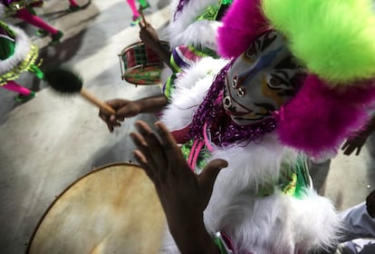 Integrantes de la escuela de samba del Grupo Especial Mangueira desfilan en el sambódromo de Marques de Sapucaí durante el carnaval en Río de Janeiro (Brasil), el 11 de febrero de 2018.