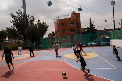 Niños juegan en una de las unidades deportivas recién remodeladas para los vecinos.