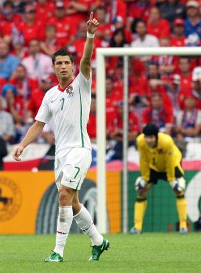 Cristiano Ronaldo hace una indicación a sus compañeros durante el encuentro. Al fondo, Cech.