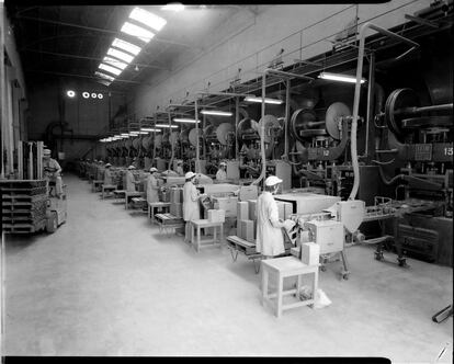 Trabajadoras en una empresa azulejera en los años 50.