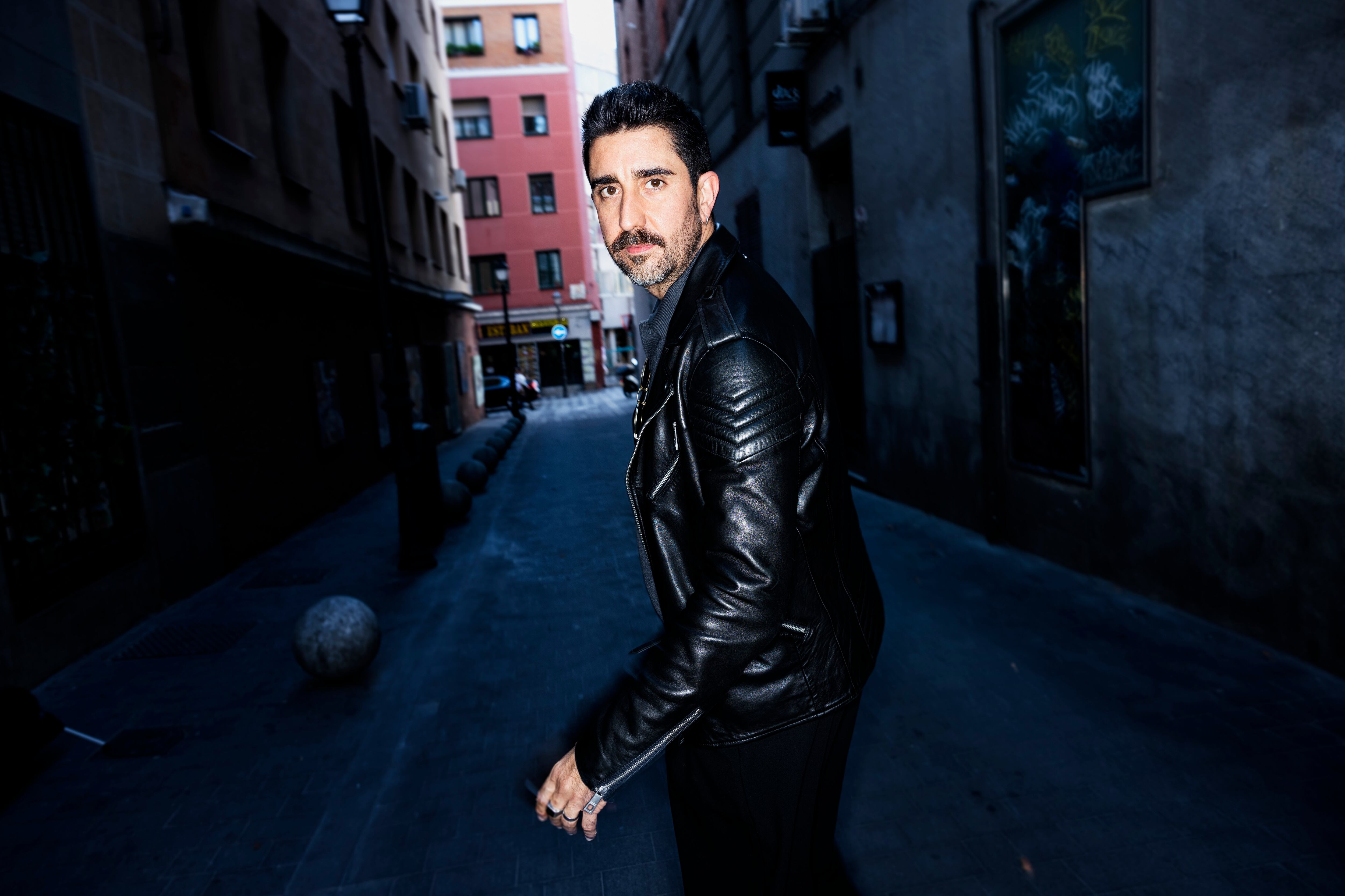 Alex Ubago, fotografiado junto a la Gran Vía de Madrid el 17 de octubre de 2024, un día antes del lanzamiento de 'Galerna'.