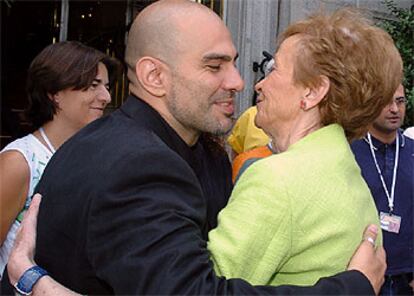 La vicepresidenta primera, María Teresa Fernández de la Vega, junto a uno de los representantes del coletivo.