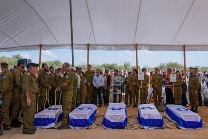 Funeral este martes de la familia Kotz, en Gan Yavne, Israel. La familia Kotz fue asesinada por milicianos de Hamas el pasado 7 de octubre. 