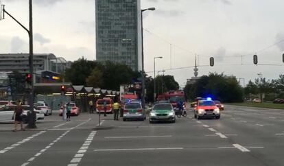 Cotxes de policia i ambulàncies prop del centre comercial on s'ha produït el tiroteig.