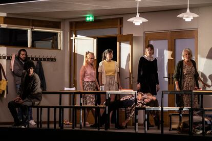 Los estudiantes que recuerdan la tragedia, con su profesora (Lucy Shelton). A su lado, Vilma Jää, que interpreta a Markéta, la hija de la camarera.