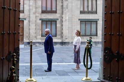 El presidente mexicano Andrés Manuel López Obrador (izquierda) y su esposa, la primera dama Beatriz Gutiérrez, llegan a una ceremonia para conmemorar los 100 días de su tercer año de Gobierno, en el Palacio Nacional en Ciudad de México.