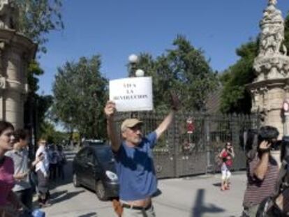 Un indignado a las puertas del parque de la Ciutadella, donde se ubica el Parlamento de Cataluña.