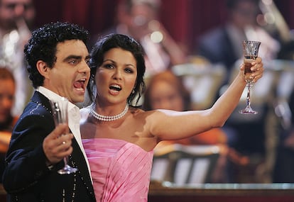 Rolando Villazón, con la soprano Anna Netrebko, durante una actuación en el canal de televisión ZDF, el 5 de noviembre de 2005.