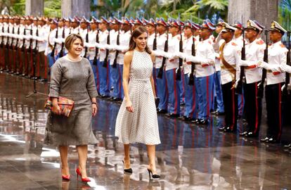 La primera dama de Cuba Lis Cuesta y la reina Letizia, en la ceremonia de bienvenida.