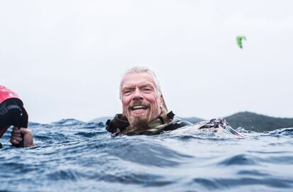 Richard Branson, haciendo 'kitesurf' en Necker Island, en 2017.