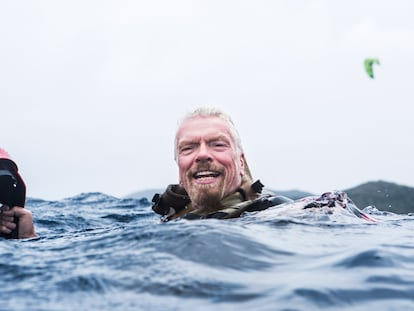 Richard Branson, haciendo 'kitesurf' en Necker Island, en 2017.