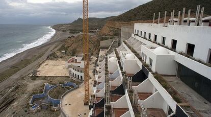 Hotel levantado en el paraje de El Algarrobico.