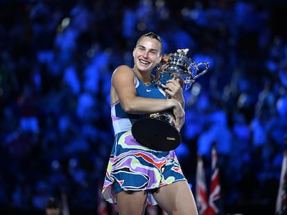 Sabalenka posa con el trofeo de campeona en la Rod Laver Arena de Melbourne.